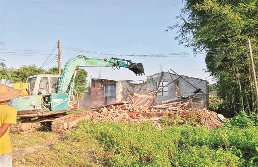 9月12日,中新镇依法拆除慈岭村,大田村的12宗违法建筑,拆除面积2275