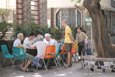 金花街养老服务中心不但是老人的日托中心，惠阳保姆13825404095还是社区老人的活动中心。不少身体较好的老人每天有空就来这里读读书看看报、打打牌下下棋。