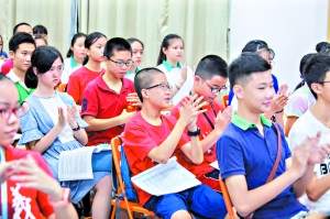 培训活动中，学生们认真听课。